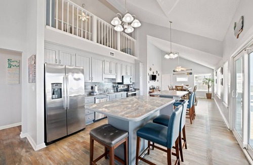 Navarre Beach House | 🌊🌴Gulf-Front | Sunset Views from the Large Deck | Sleeps 14 | Salty Breeze