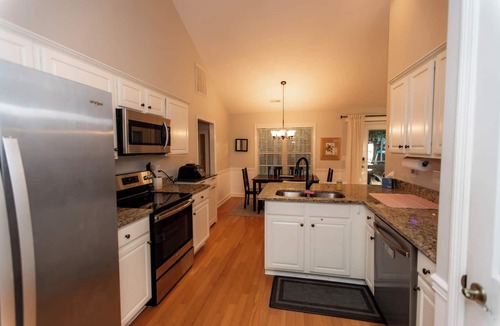 New Bern House | Gym/Arcade/Grill/Jacuzzi/Vending Machine