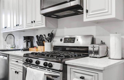H Street Corridor House | H St. DC Haven/4-BR Homestay