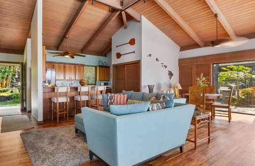 Kahaluu Bay House | Hale Kaheka 6592, Oceanfront Private Home and Ohana with a Pool and A/C