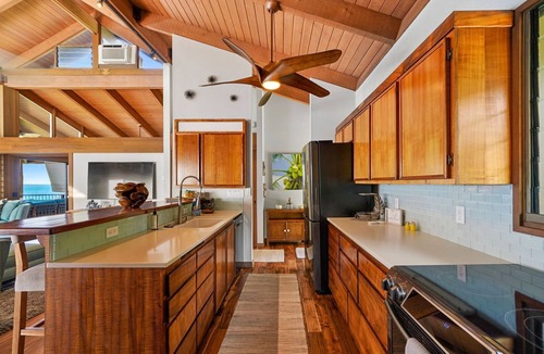 Kahaluu Bay House | Hale Kaheka 6592, Oceanfront Private Home and Ohana with a Pool and A/C