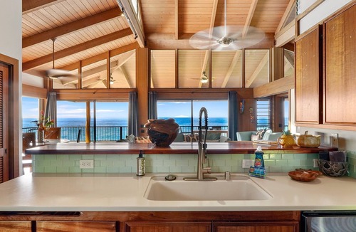 Kahaluu Bay House | Hale Kaheka 6592, Oceanfront Private Home and Ohana with a Pool and A/C