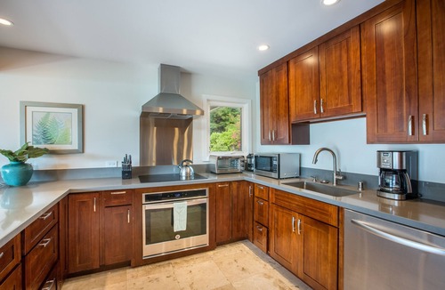 Portlock House | Hale Maunalua hillside hideaway with ocean views & pool - walk to Hanauma Bay
