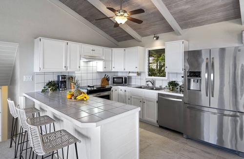 Kealakekua House | Halekii Sunset – Sweeping 180° Ocean Views | Newly Renovated Tropical Retreat