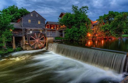 Smoky Mountains Ski Chalet | Haleywood Hollow, FREE Attraction tickets for each paid day, Arcade, WIFI!