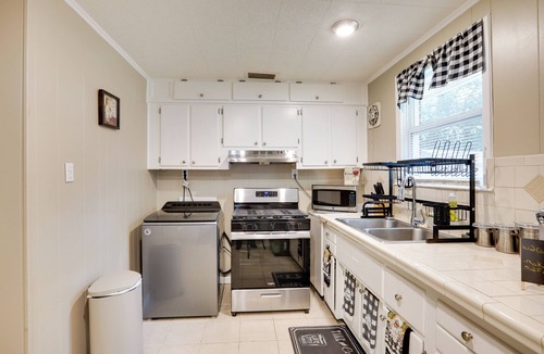 Hinesville House | Half-Mi to Dtwn: Hinesville Family Home w/Yard!