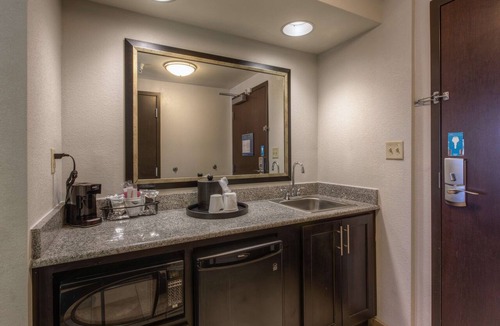 Romulus Hotel | Hampton Inn & Suites Detroit/Airport - Romulus