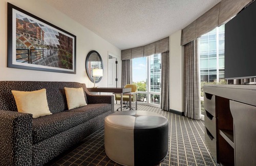 Greenville Downtown Hotel | Hampton Inn & Suites Greenville-Downtown-RiverPlace