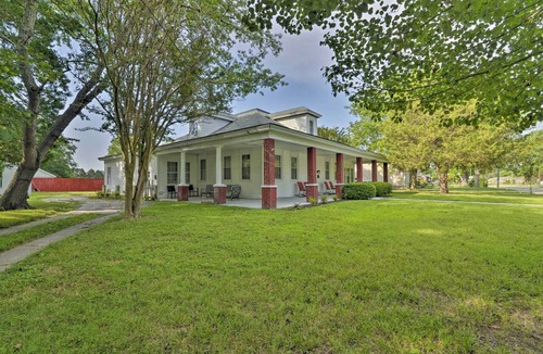 Hampton Cottage | Hampton Sanctuary w/Fire Pit & Fenced Yard!