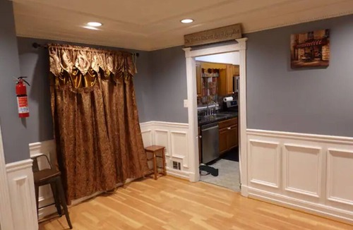 New Carrollton House | Handsome Home - 4 minutes close to Metro