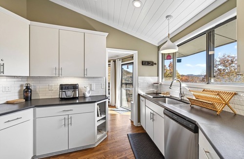 Montreat House | Hangin' Round | Unique & Pet-Friendly Rondette in Montreat!