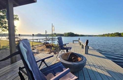 Ashville House | Happy Dock Hideaway