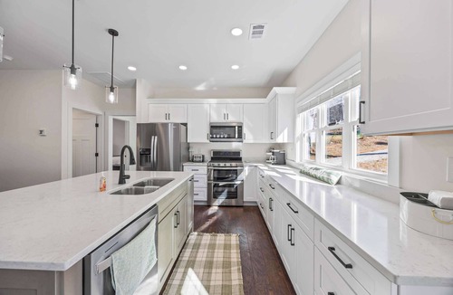 Lavonia House | Harbor Light Lake House w/Hot Tub