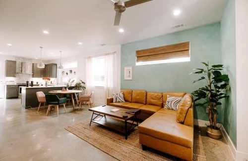 East MLK House | Havana House: 4 Bedroom Oasis Minutes From Action