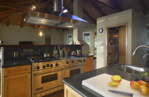 Kalaoa House | Hawaii life luxury coffee farm retreat