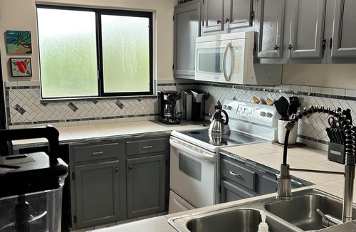 Kailua-Kona Condo | Hawaiian Family Hale at Gates Beach with a heated pool