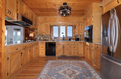 Ferguson Cabin | Hawk's Rest: Private Cabin, Great Views, Hot Tub, WIFI, Fireplace