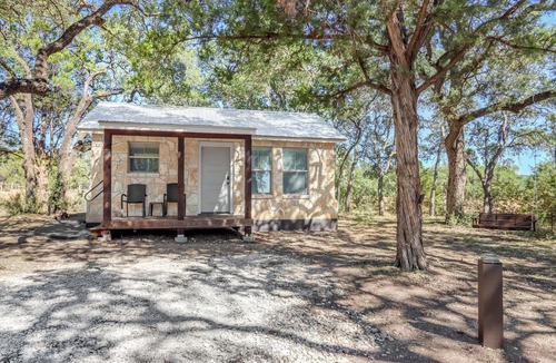Wimberley Cabin | HCPL-Mockingbird I Cabin, Close to Wimbeley Square!