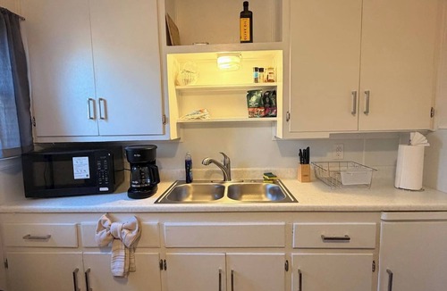 Wichita Falls House | 🏡 Heart of Wichita – 3BR/2BA ✨ Sleeps 6 comfortably! Features 3 queen bedrooms, 2 full bathrooms, a spacious living area, and a clean, cozy design—perfect for families, groups, or extended stays.
