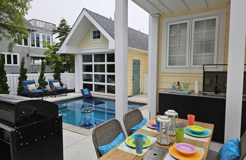 Avalon House | HEATED POOL! CLOSES EARLY NOV.! Cabana! Dine Outside! 1.5 BLOCKS 2 BEACH & TOWN