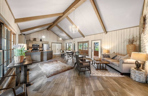 Johnson City House | Heaven Can't Wait at King River Ranch. Furry Angels Welcome