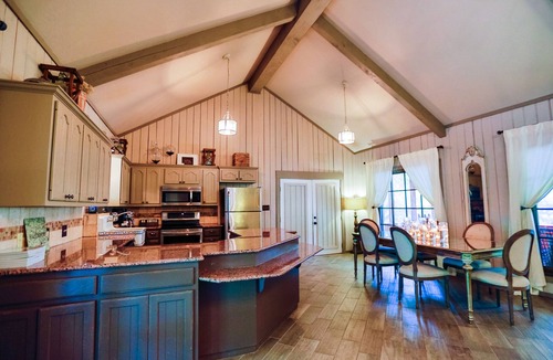 Johnson City House | Heaven Can't Wait at King River Ranch. Furry Angels Welcome