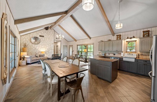 Johnson City House | Heaven Can't Wait at King River Ranch. Furry Angels Welcome