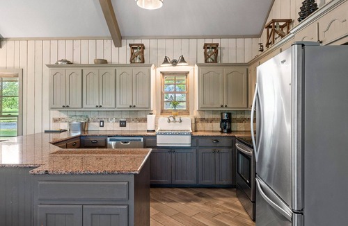 Johnson City House | Heaven Can't Wait at King River Ranch. Furry Angels Welcome