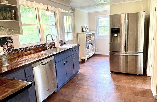 Burnsville House | Heavenly Lane Farm Home - Pet Friendly - Mountain View’s - Fresh Remodel