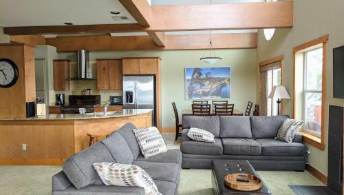 North Shore Colony Villa | Heavenly Waterfront Retreat - Boat dock, DEEP cove