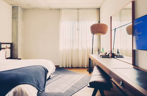 Travis Heights Hotel | Heights Room with King Bed and Large Walk-In Shower