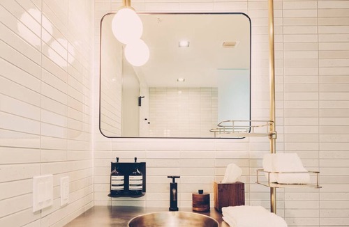 Travis Heights Hotel | Heights Room with King Bed and Large Walk-In Shower