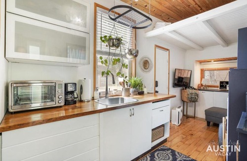 Blackshear-Prospect Hill Apartment | HGTV Featured Tiny Home w Hot Tub Near East 6th St