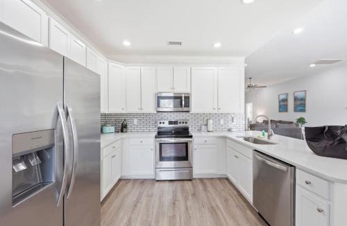 North Myrtle Beach House | Hibiscus Hideaway Walk to Beach and Main Street