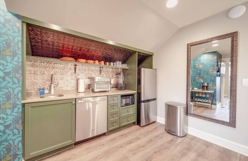 Charlotte House | Hidden Gem Carriage House—Stylish & Walkable CLT Stay!
