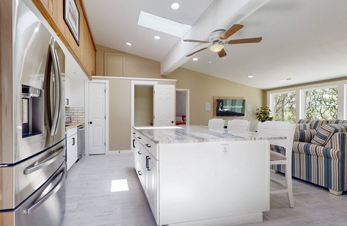 Atlantic Beach Cottage | Hidden in the Oaks: Dog-friendly, close to beach and local attractions!