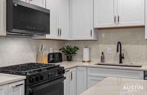 Clarksville House | High End 2BR 1BA East Austin Home Mins to Downtown Lady Bird by Austin Vacay