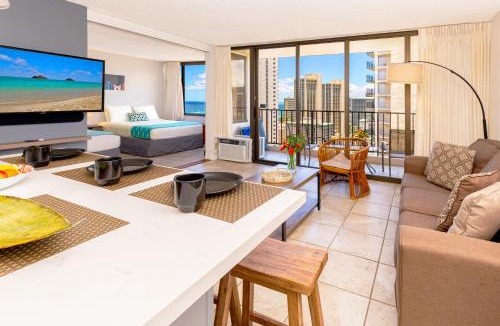 Waikiki Apartment | High-Floor Stylish Ocean Views Condo with Parking