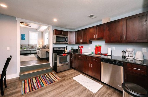 Manchester Apartment | High-Speed Internet - Parking - Washer & Dryer