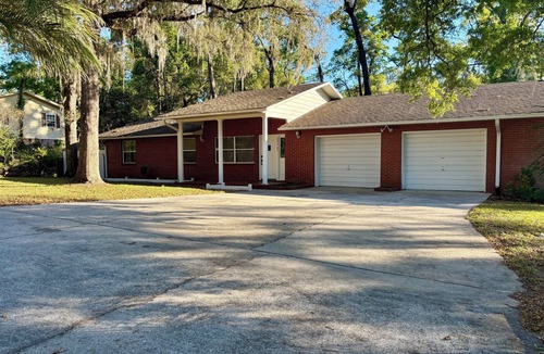 High Springs House | High Springs Hideaway – 4BR w/Pool & Bar Near Springs & UF Walk to Town