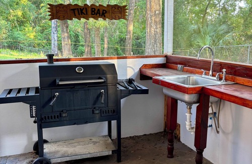 High Springs House | High Springs Hideaway – 4BR w/Pool & Bar Near Springs & UF Walk to Town