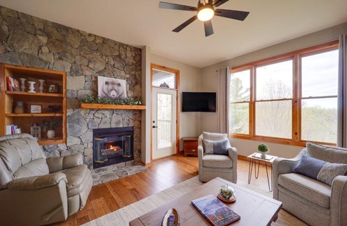 Mountain Air House | Hike & Ski: Mtn-View Gem w/Balcony in Burnsville!