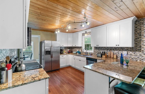 Asheville House | HIKING, Peaceful Retreat 🌿Lovely✨, DECK🍻Fire Pit ,close 2 Ashvl, & Blue Rdg Pkwy
