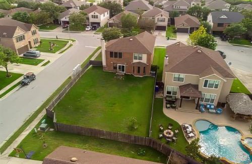 Cedar Park House | Hill Country Beauty in Red Beautiful Large Home! Very Spacious!
