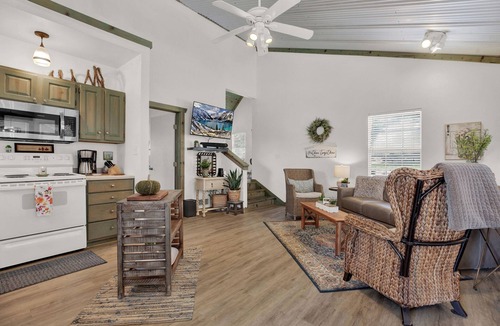Fredericksburg Cottage | Hill Country Cottage; Gorgeous Views; Relax and unplug from city life.