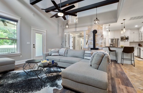 Henly House | 🌄 Hill Country Escape with Pool, Hot Tub & Game Room | Dream Ranch 🌿