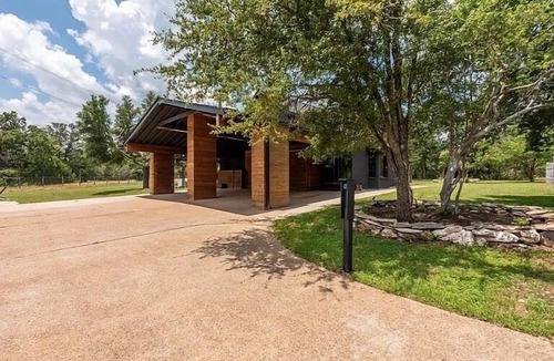 Hays County Apartment | Hill Country Studio:Tucked away on a creatively inspired, safe, and gated space.