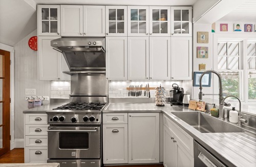 Hill East House | Hill East, Barney Circle 2-BR, Walk to METRO Stop