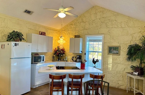Bandera Cottage | Hilltop Cabin, Historic Silver Spur Dance Hall, Cowboy Capital of the World