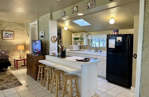Bandera Cottage | Hilltop Guesthouse, Historic Silver Spur Dance Hall, Cowboy Capital of the World